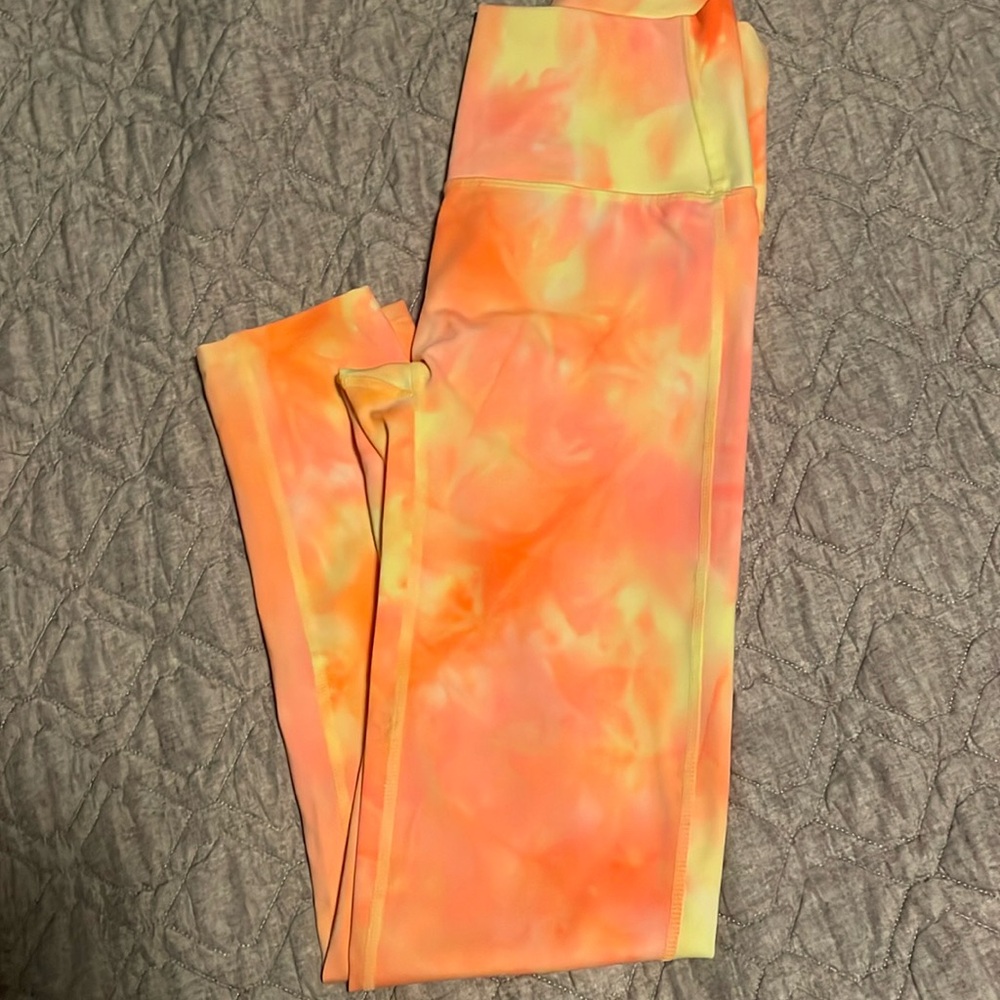 NWOT. Zenana. Medium leggings.